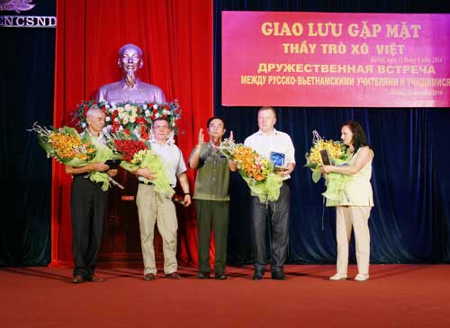 Đồng chí Thứ trưởng tặng quà lưu niệm cho cựu giáo viên các trường Đại học thuộc Bộ Nội vụ Liên Bang Nga